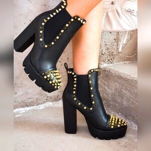 ALL BLACK SPIKED BOOT